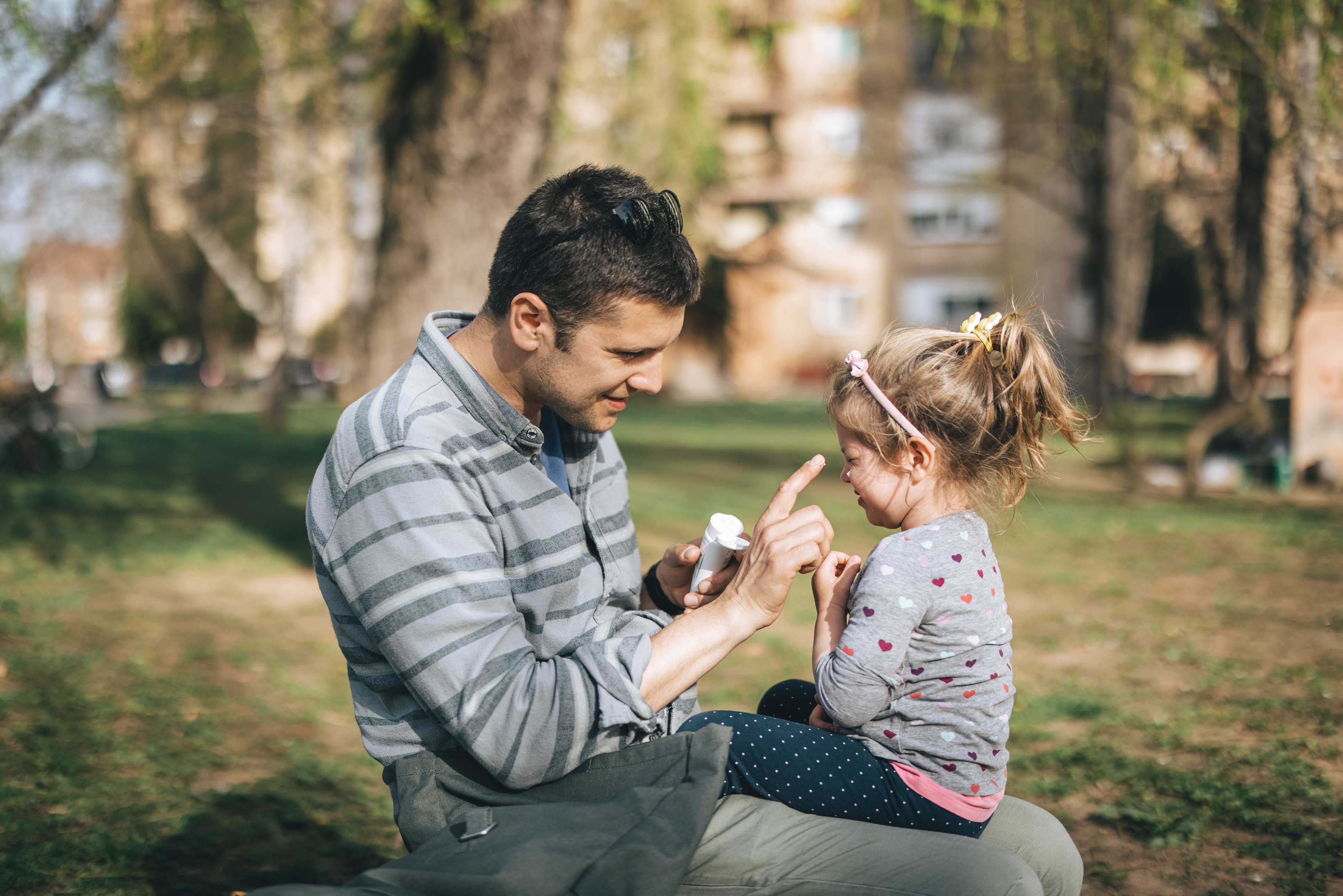 father applying sunscreen